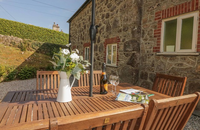 WINGSTONE FARM COTTAGE, family friendly in Bovey Tracey