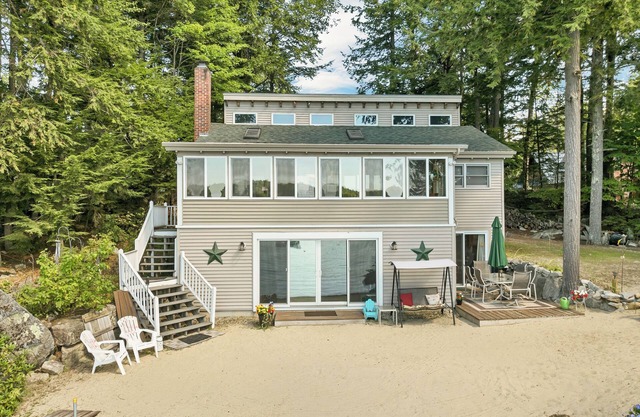 Winnipesaukee Lake Front Cottage with Sandy Beach and 25ft Dock Sleeps 8
