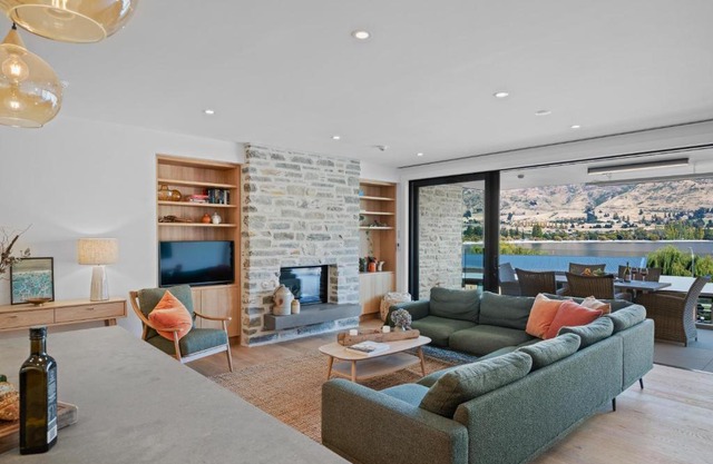 Winona of Wanaka - Luxury Lakefront Apartment
