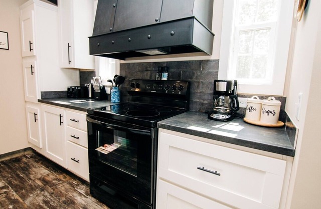 WINTER LONG-TERM RATES 40% off RUSTIC MODERN HOME NESTLED IN THE OZARK WOODS