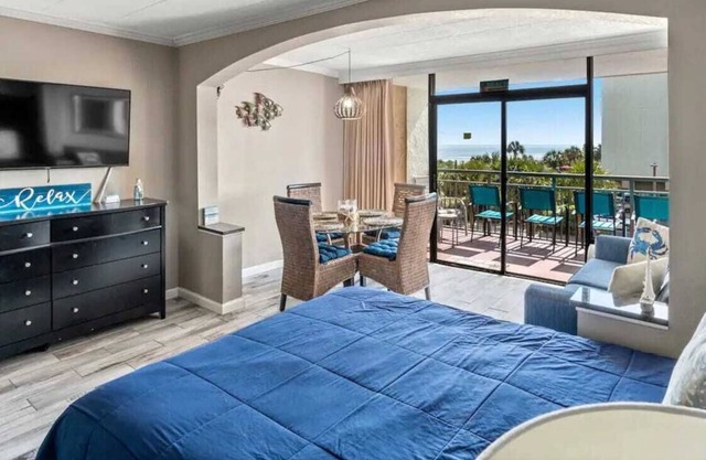 WINTER RATES! Incredible Poolside Suite@Caravelle!