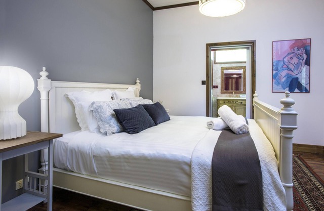Winter Rose - Gorgeous historic house within 3 acres of gardens which exudes the comfort and peace of yesteryear.
