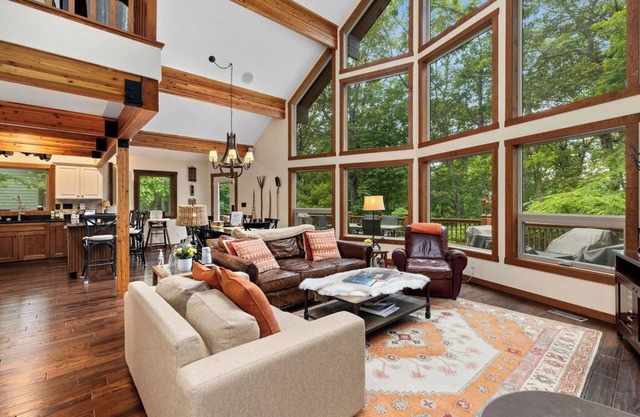 Wintergreen Retreat - bespoke luxury post & beam home on Devils Knob loop
