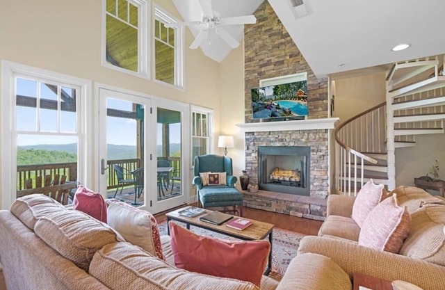 Wintergreens R1231- Mountain Condo, Mountain View, Gated Resort, Indoor/Outdoor Pools and Hot Tub.