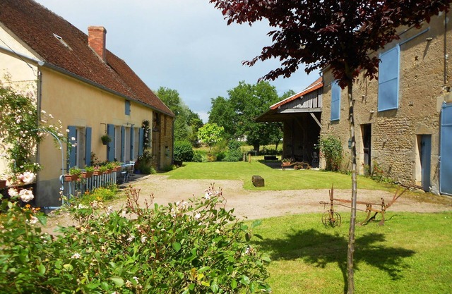 With family or friends, space, tranquility, nature and comfort. Up to 8 people