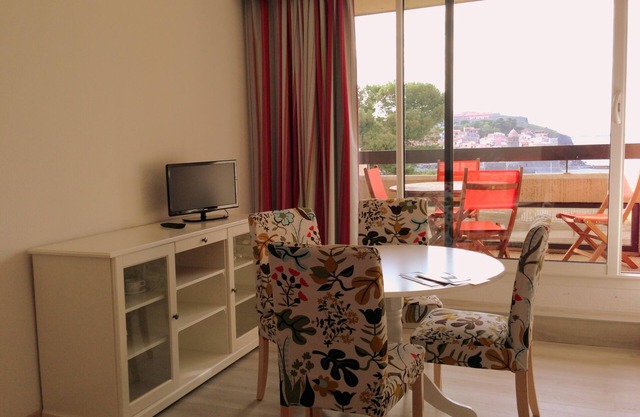 WITH SEA VIEW. Air conditioning. Wifi. 5-minute walk to the creek.