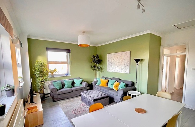 Wokingham Stylish 4 bedroom Townhouse Central Wokingham 41