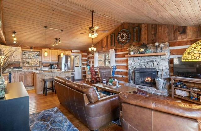 Wolf Laurel Cabin near Big Bald. Hike the Appalachian Trail. Long Range Views.