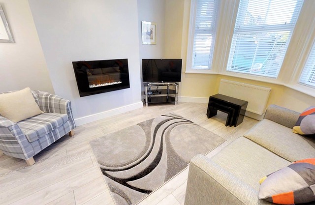 Wonderful 2-bed cottage in the popular and ever pleasant Old Town area for 4