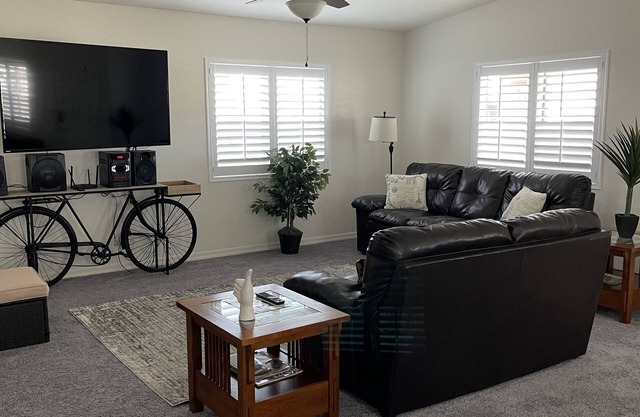 Wonderful 2 BR 2 bath home- Pool & Jacuzzi access