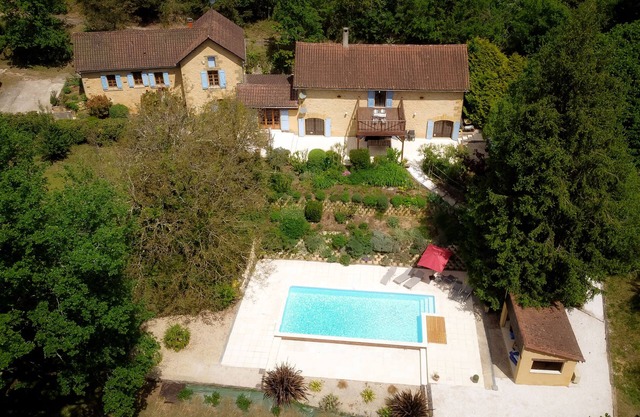 Wonderful 4 bedroom, 4 bath Perigordine House, heated pool, 5 acres, Sarlat 6km