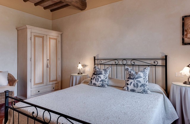 Wonderful apartment in a Tuscan farmhouse with swimming pool and panoramic terrace