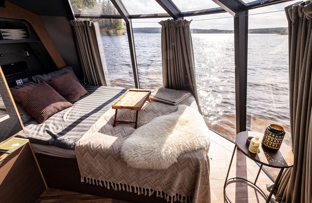 Wonderful Aurora hut with a comfort feeling on the lake