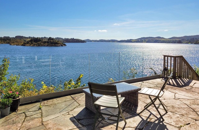 Wonderful cottage in fantastic, sheltered location right by the Førresfjorden.