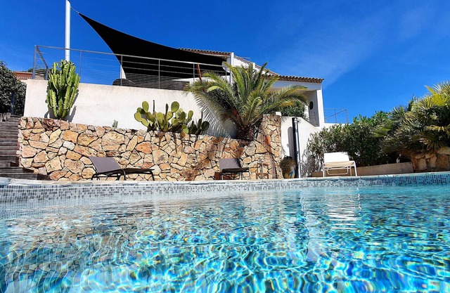 Wonderful Villa, Walking Distance To Beach, Heated Swimming Pool, Wifi, Aircon