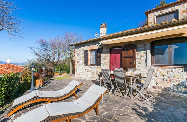 Wonderful private villa for 6 people with hot tub, WIFI, terrace, pets allowed and panoramic view