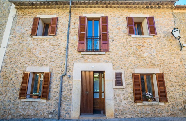 Wonderful private villa for 8 guests with hot tub, WIFI, A/C, TV, patio and parking
