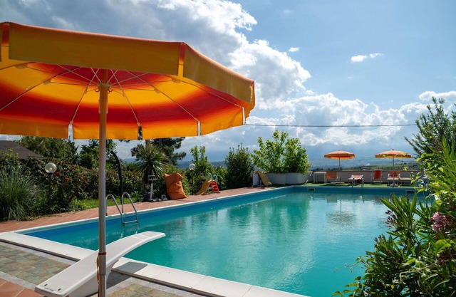 Wonderful private villa for 6 guests with WIFI, pool, TV, patio and pets allowed, close to Pescara