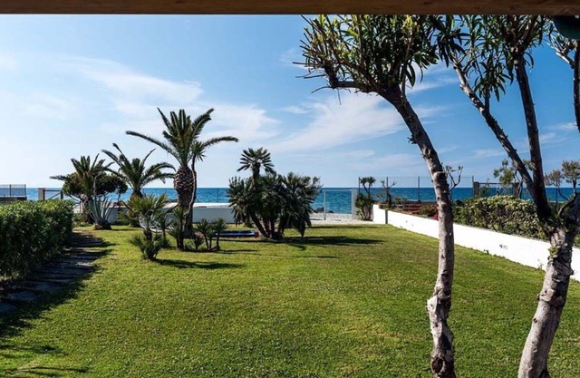 Wonderful private villa for 5 people with hot tub, WIFI, A/C, TV, terrace and panoramic view