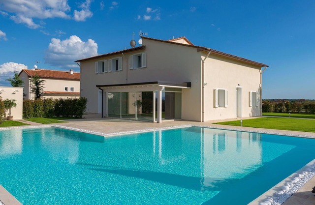 Wonderful private villa for 13 people with hot tub, A/C, sauna, WIFI, private pool, TV and patio