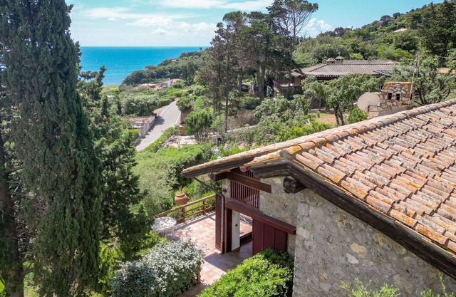 Wonderful private villa for 8 guests with WIFI, A/C, TV, patio, pets allowed and parking