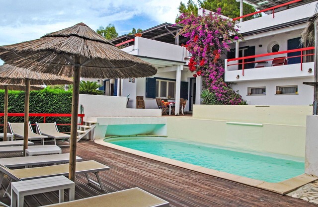 Wonderful private villa with private pool, WIFI, hot tub, TV, patio, pets allowed and parking