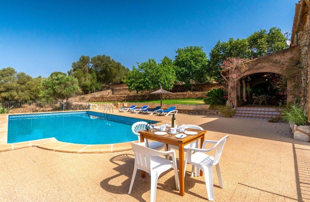 Wonderful private villa for 6 guests with WIFI, private pool, TV, terrace, pets allowed and park.