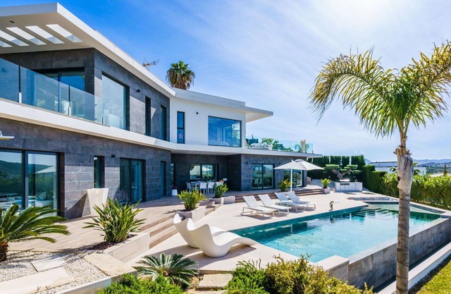 Wonderful private villa for 8 people with WIFI, A/C, private pool, hot tub, TV and patio