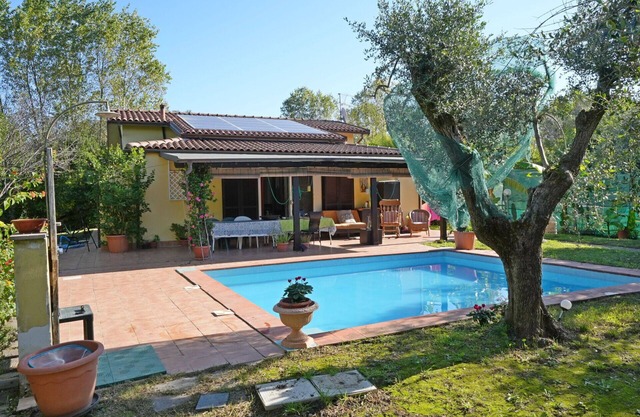 Wonderful private villa with A/C, WIFI, private pool, TV, veranda, pets allowed, close to La Spezia