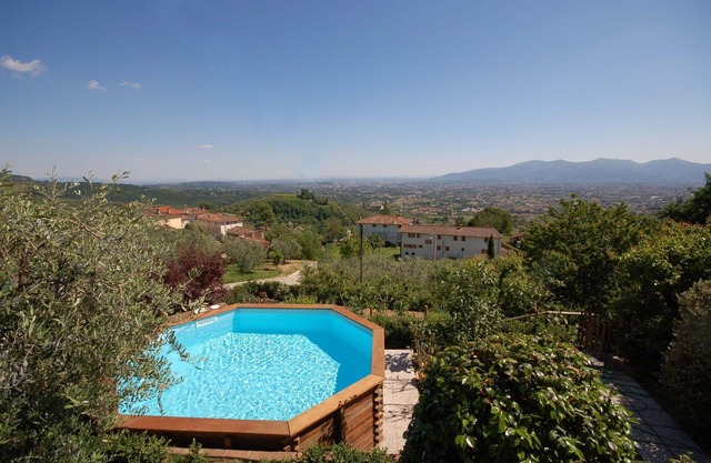 Wonderful private villa with WIFI, private pool, veranda and panoramic view, close to Lucca
