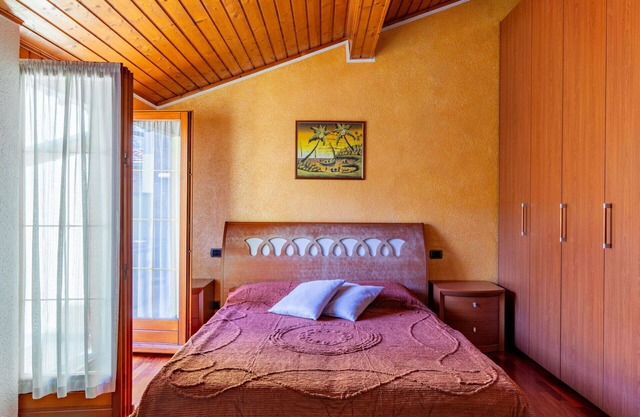 Wonderful private villa for 4 guests with WIFI, hot tub, TV, terrace, pets allowed and parking