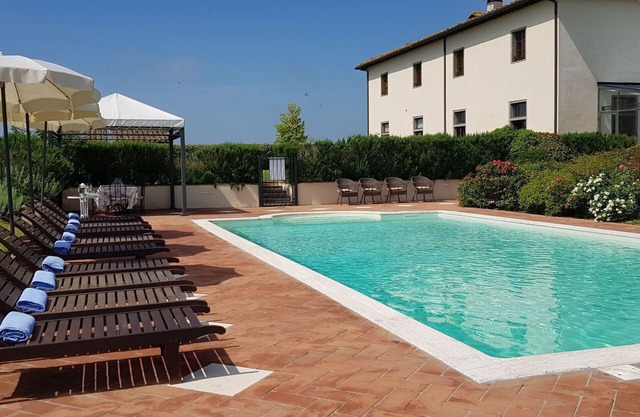 Wonderful private villa with sauna, private pool, WIFI, A/C, hot tub, TV, patio, close to Cortona