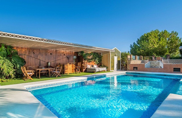 Wonderful private villa with A/C, WIFI, hot tub, private pool, TV, patio, pets allowed and parking