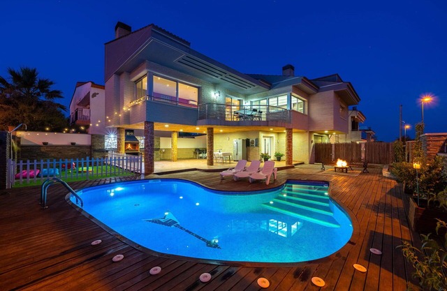 Wonderful private villa for 8 guests with A/C, private pool, hot tub, WIFI, TV and patio