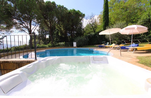 Wonderful private villa for 13 people with WIFI, private pool and TV