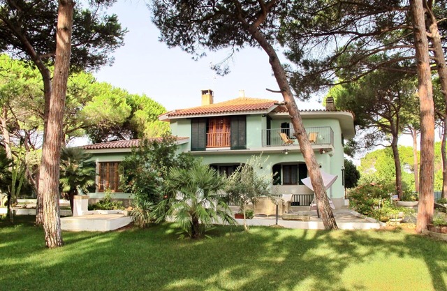 Wonderful private villa for 10 people with A/C, TV, terrace and pets allowed