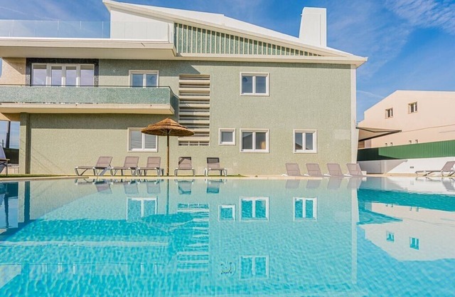 Wonderful Portuguese Villa | 9 Bedrooms | Villa Luis Azul | Perfect for Larger Groups, Games Room & Sleeps 20 | Charneca de Caparica