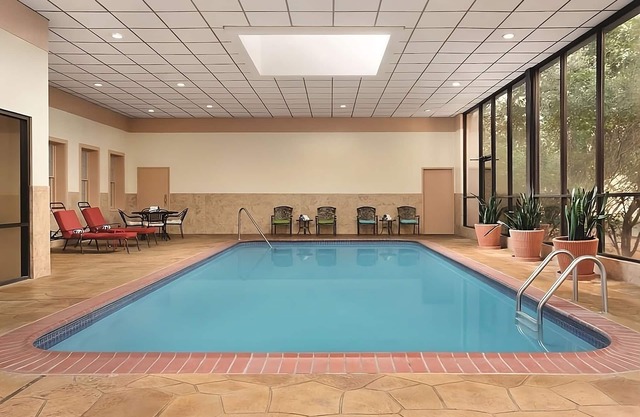 Wonderful Stay! Four Great Units, Indoor Pool, Free Parking, On-Site Restaurant
