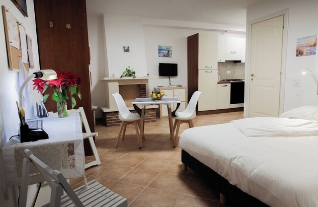 Wonderful studio apartment a stone's throw from the Castrum Novum excavations and 150 mt from the sea.