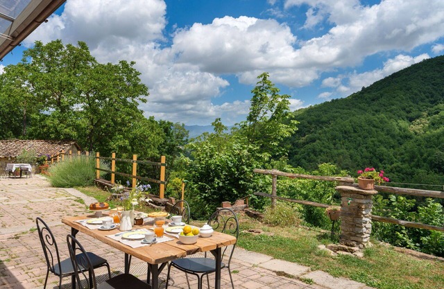 Wonderful villa for 6 guests with private pool, WIFI, TV and panoramic view, close to Florence