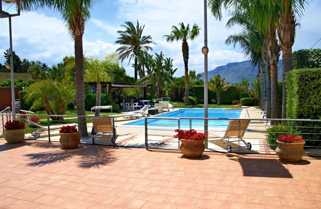 Wonderful Villa Palme, with swimming pool, garden, free Wi-Fi, for 14 people