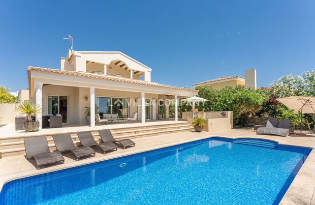 Wonderful villa with country views, private pool, sleeps 6, AC