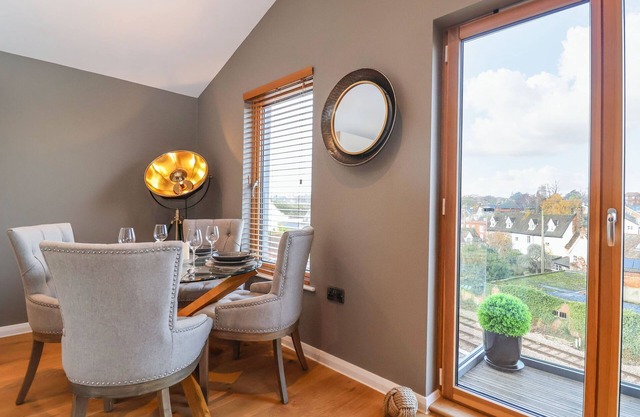 WOODBRIDGE PENTHOUSE, family friendly in Woodbridge