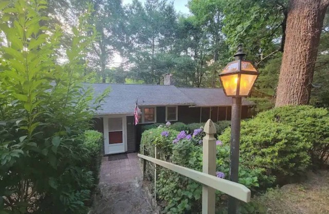 Wooded cabin nestled in a charming and quiet neighborhood. Hiking trails galore!