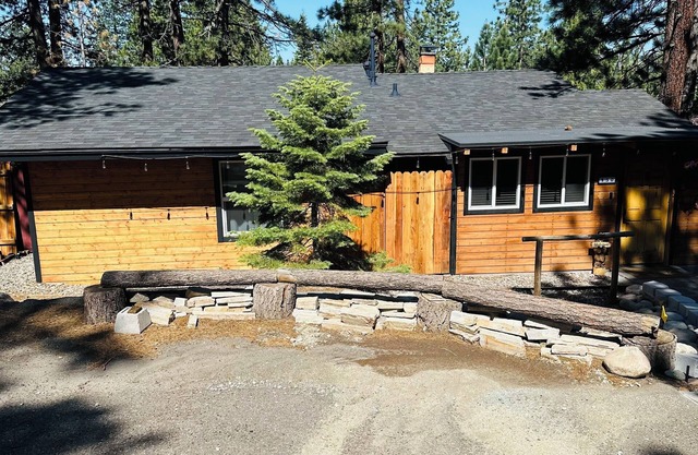 Woodland Escape | Cozy Kingsbury Cabin w/Hot Tub & Sauna | NVH0650
