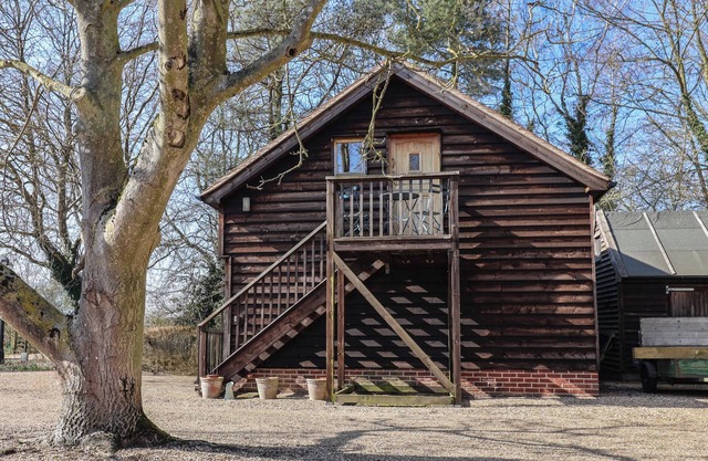 WOODLAND RETREAT LODGE, pet friendly, with a garden in Laxfield