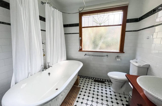 Woolrich Cottage - 2 Bedroom Cottage in Gorgeous Gardens