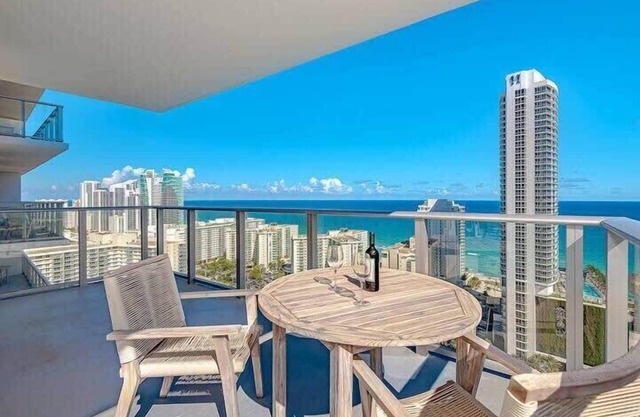 Wrap Around Balcony: 2Br-Amazing Views+ Pools