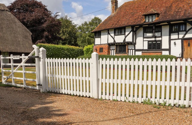 WREN COTTAGE AT BOYKE MANOR, family friendly in Lyminge