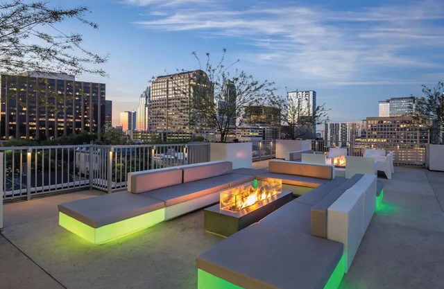Wyndham Resort 2BD/2BA Deluxe Suite in fantastic downtown Austin - RACE WEEKEND!